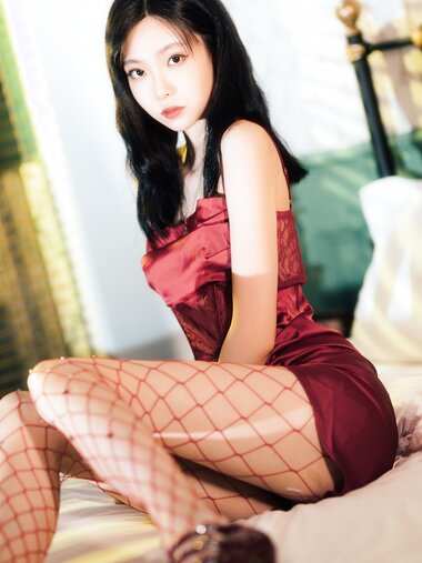 [COSPLAY] 许岚 叁月life 网袜红裙