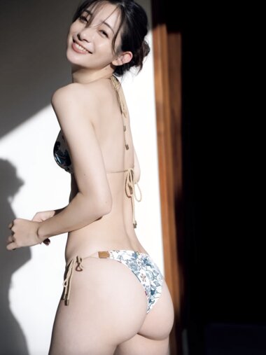 [FRIDAY] 2023.02.02 足立梨花 愛しのヒップライン