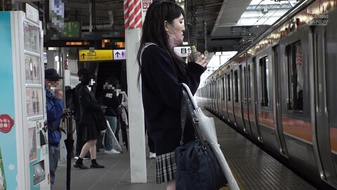 DANDY-813 [4K] This Devilish JK Is Privately Offering Myself A Handjob By Concealing The Woman Arms Inside The Woman Sleeves, And Making...