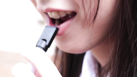 THNI-058 純真恥じらい物語 ～身長139cm・Aカップ～ 荒井ちなつ