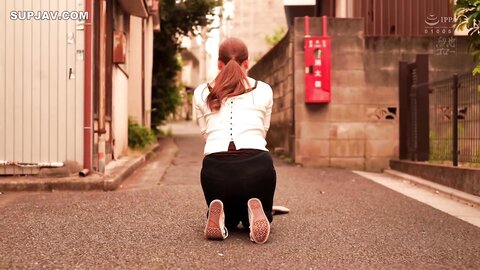 Big titted MILF Ai Sayama works in a hot restaurant (MEYD-950)