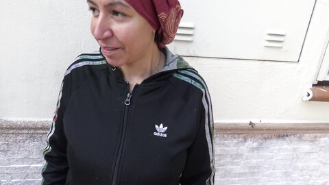 Antalyada Yaşlı Kürt Kadın 5 Liraya Kıllı Vajinasını Gösteriyor