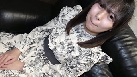 4838725 [個撮梳出]**p**zsnsoqz A-t-elle vraiment 30 ans ? Une rencontre secrète avec une femme mariée au visage enfantin et à l`apparence soignée ! Enregistrement complet de la scène où elle supplie pour une éjac