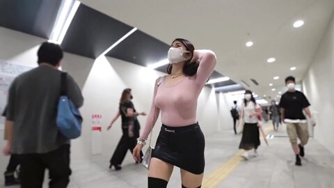 She gets excited by showing off her voluptuous body in public (FC2PPV-4832338)