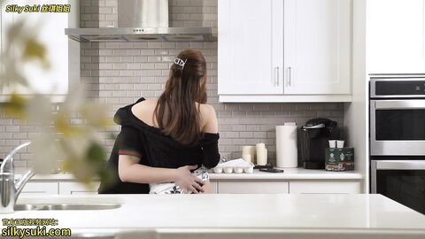 The Delivery Man Fucks The Horny Housewife Who Was Alone For Too Long