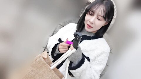 4877055 Exclusive 50% OFF! [Until 28 April, 1290 points]**pzzyxqx*z* [First Shoot] A beautiful junior colleague with F-cup breasts who works at a financial firm. On her day off, she’s made to wear a remote-co
