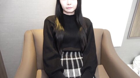 4883562-1 A potential gem of a video. Sakura-chan before her debut as a Sakamichi-style idol. I might just end up in a right mess.