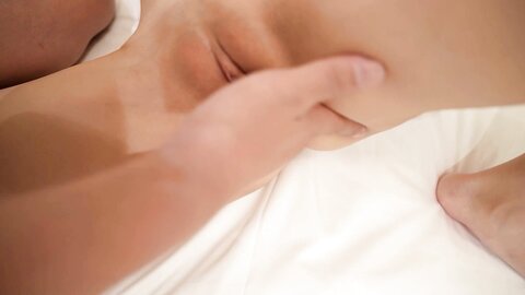 4884731 [Non censuré]**pqjqqnssx* Yuzuki, serveuse de café âgée de 20 ans : un service où la conversation n`est pas nécessaire. Un moment où tout se passe grâce à son corps élancé et à son regard