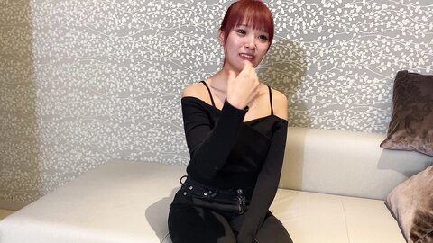 4887513 Une belle fille au look classique avec une queue de cheval, qui a un petit ami plus jeune mais le trompe en lui faisant une pipe avec un masque de Hyottoko pour lui sucer la bite. Célibataire **pqjqqn