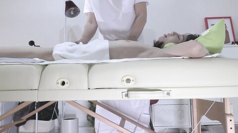 4892165-1 Exclusif [Séance photo privée · Masseuse érotique] ***szxpnnq*x <Une femme rasée comme Masami Nagano> « Que se passe-t-il quand on essaie un massage érotique ?! » Ma chatte me démange et mes tétons so