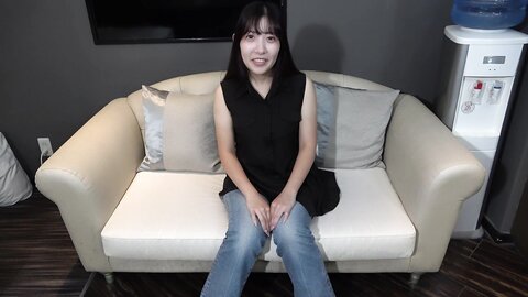 4898104-1 Une grande beauté naïve. **pqjqqnssx* Tout en rougissant de timidité, elle serre violemment la bite entre ses belles fesses et, le sourire aux lèvres, elle va jusqu`au bout pour faire jouir l`homme.