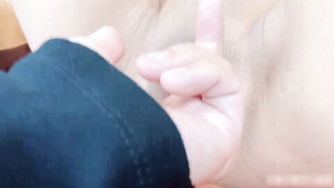 4901901 90 % DE RÉDUCTION ! Une jeune fille de 18 ans toute menue, mesurant seulement 152 cm, qui, malgré son air innocent, possède une chatte sacrément sexy : sa toute première vidéo de baise ! **pqjqqnssx*