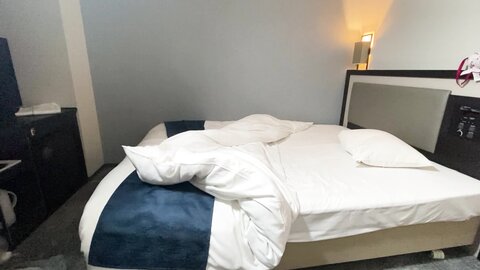 4903210-1 [Non censuré]**pqjqqnssx* 《Offre limitée à 3 jours》 Une employée de bureau au physique de mannequin : on lui fait enfiler son propre maillot de bain d`entraînement pour deux parties de jambes en l`air