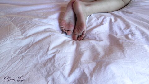 Layndare Asian Babe Alina Teases Her Feet Pmv