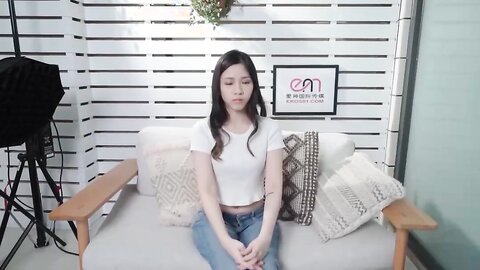 EMX021新人女摄影师被迫潜规则