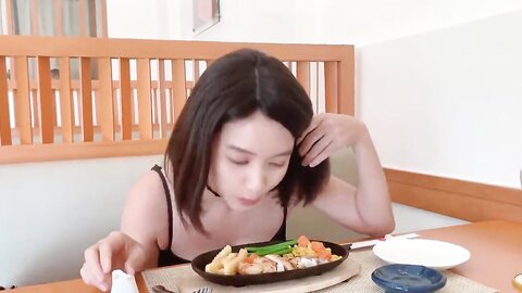 Japanese girl peeing on restaurant and show her pussy