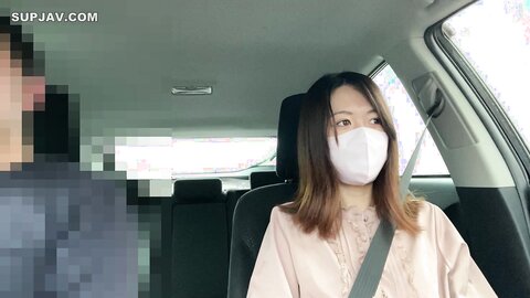 3695195 L`hygiéniste dentaire solitaire et sérieuse, qui a révélé son vrai visage à la fin en promettant d`enlever son masque si c`était trop bon.