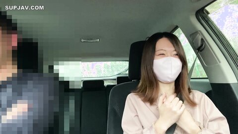 3695195 L`hygiéniste dentaire solitaire et sérieuse, qui a révélé son vrai visage à la fin en promettant d`enlever son masque si c`était trop bon.