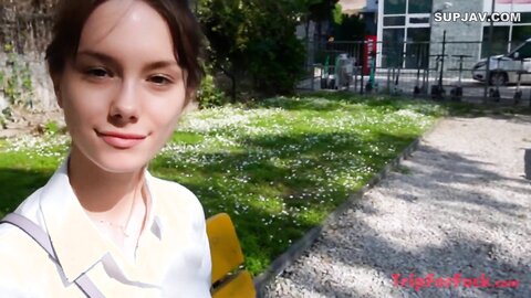 3704578 Des pierres précieuses ! Liz, 18 ans, est vraiment la fille la plus mignonne, et son corps est tellement beau. Après avoir profité de son jeune corps pendant un moment, elle se fait baiser au milieu.