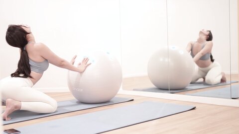 짐볼로 스트레칭⚪⧸ Yoga and Pilates with gym ball⚪⧸ 요가 필라테스 다양한 자세
