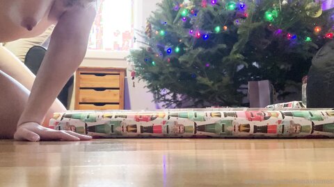Fionaxjames 11 12 2022 2712889226 Naked Hot Chocolate And Wrapping Presents П÷▌└