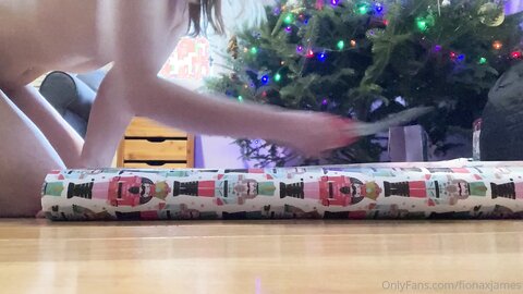 Fionaxjames 11 12 2022 2712889226 Naked Hot Chocolate And Wrapping Presents П÷▌└