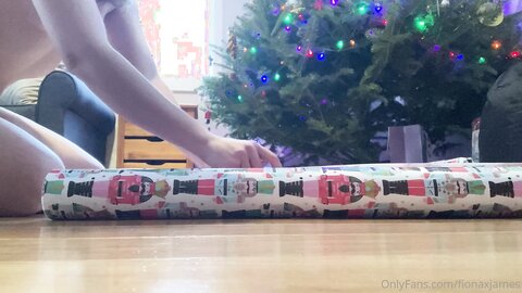 Fionaxjames 11 12 2022 2712889226 Naked Hot Chocolate And Wrapping Presents П÷▌└