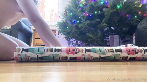 Fionaxjames 11 12 2022 2712889226 Naked Hot Chocolate And Wrapping Presents П÷▌└