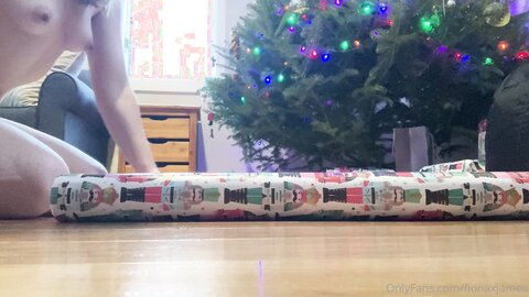 Fionaxjames 11 12 2022 2712889226 Naked Hot Chocolate And Wrapping Presents П÷▌└