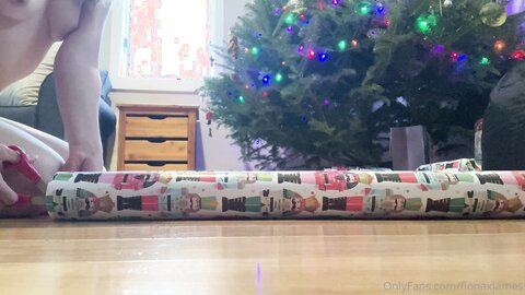 Fionaxjames 11 12 2022 2712889226 Naked Hot Chocolate And Wrapping Presents П÷▌└