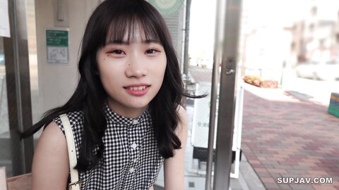 3818246 First shooting and face to face! Limited to 1980 pts until 25 Sep! A young, fair-skinned college student who just turned 18 this spring, but was out of reach! She forcefully closes the distance betwee...