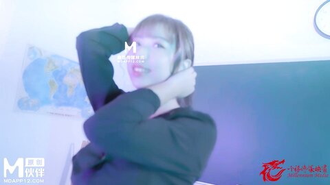 QX-004闷骚女教师被迫多人混战