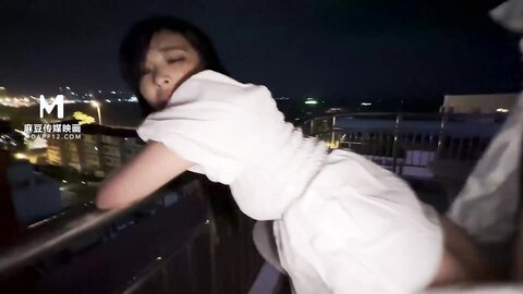 MD-0210-2玩弄女友野外羞耻放尿