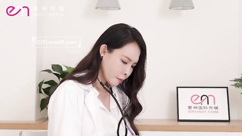 EMX034性治疗师诊间全裸解放