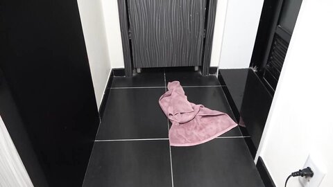 4063005-2 Une beauté de 19 ans aux cheveux noirs, avec une déesse au teint clair et à la silhouette élancée. Une femme qui a un beau corps, un teint clair et un corps svelte, 19 ans, des cheveux noirs et une be...