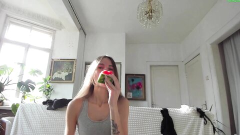 Gorgeous 20 Yo Babe Takes Cum On Face