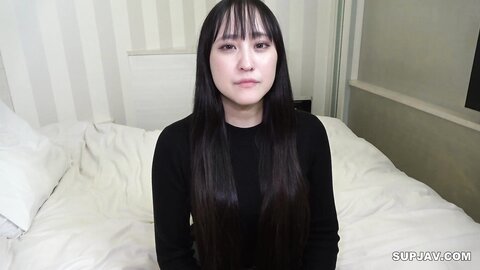 4110091 [Deux fois au milieu] Longue chevelure noire et beaux gros seins travaillant dans une clinique dentaire. C`est une belle femme aux longs cheveux noirs et aux beaux gros seins qui travaille dans une cl...