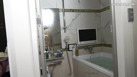 4110091 [Deux fois au milieu] Longue chevelure noire et beaux gros seins travaillant dans une clinique dentaire. C`est une belle femme aux longs cheveux noirs et aux beaux gros seins qui travaille dans une cl...