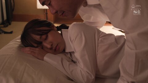 SSIS-498 [4K] In a middle -aged sexual harassment boss who despises on a business trip, a shared room ...