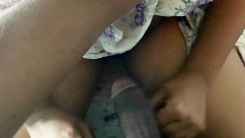 මා නාන්නට ගිය විට ඇය මුමුණමින් තුවාය තුළ සැඟවී සිටියාය