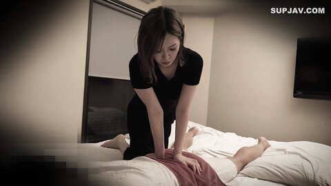 4136826 [Mature woman, esthetician] I took out my prick and handled it in front of the traveling massage lady and obscenely fucked her. Raw Nakadashi + handjob shooting.