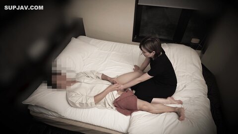 4136826 [Mature woman, esthetician] I took out my prick and handled it in front of the traveling massage lady and obscenely fucked her. Raw Nakadashi + handjob shooting.