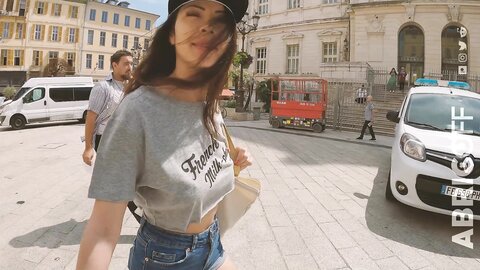 Myaomai Braless Walk In Crop Top Underboobs