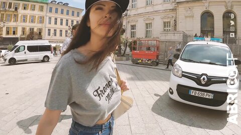 Myaomai Braless Walk In Crop Top Underboobs