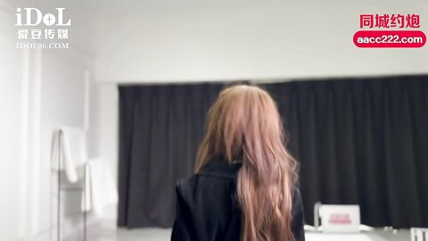 爱豆传媒IDG5395嫩鲍线下女友上演丝足诱惑