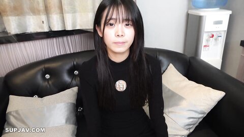 4241237 Yua est le dernier travail de Yua qui appartient à une agence de divertissement à Ochamizu, Tokyo ! C`est un ange magnifique et elle est photographe, donc c`est un peu un ange !