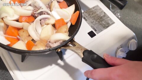 4255933 [no][2 ejaculates] When I made my girlfriend with big tits whose hobby is cooking make meat and potatoes with cami, she was so horny that I fucked her inside out a lot and even after eating, I fucked ...