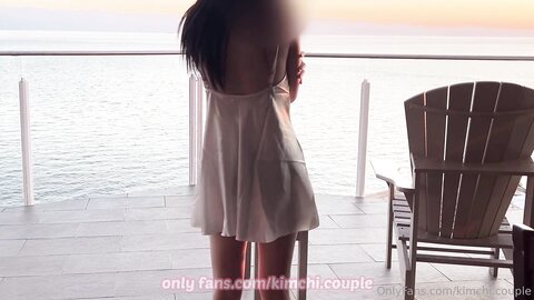 발코니에서 강 간당했어요