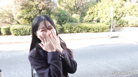 4303274 Première fois qu`elle tourne et qu`elle montre son visage ! Une étudiante sérieuse, mignonne et bientôt diplômée qui fait partie du comité de classe de son école éjacule dans sa bouche et se fait bais...