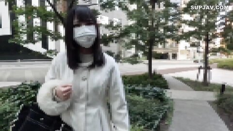 4328059-1 ExclusifComplètement exposé ! Une étudiante de 18 ans qui travaille actuellement dans un maid cafe super célèbre ! ! Premier rapport sexuel en plein air, dans une rue latérale où les piétons vont et v...